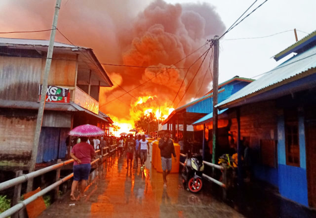 Suasana saat lebih dari 100 bangunan di Agats, Kabupaten Asmat, Papua, terbakar, Selasa dini hari (17/9). (Foto: Humas Pemkab Asmat)