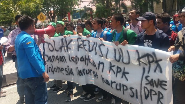 Saat puluhan mahasiswa yang tergabung dalam Aliansi Mahasiswa Kota Palu saat melakukan aksi dan penyampaian orasi menolak Revisi UU KPK di depan kantor DPRD Provinsi Sulteng, Jalan Samratulangi, Kota Palu, Selasa (17/9) .Arief/PaluPoso