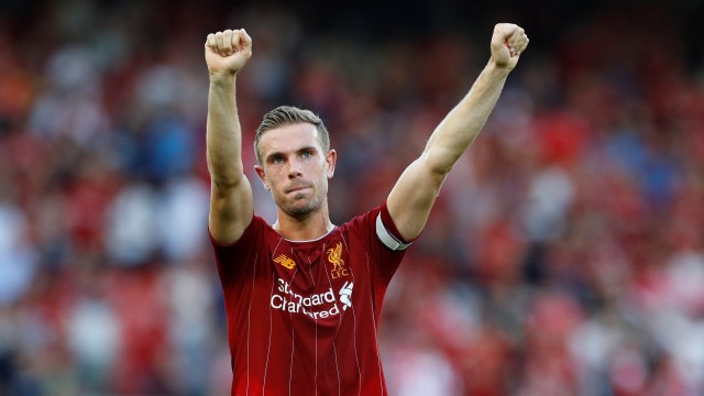 Jordan Henderson merayakan kemenangan Liverpool. Foto: REUTERS/Phil Noble