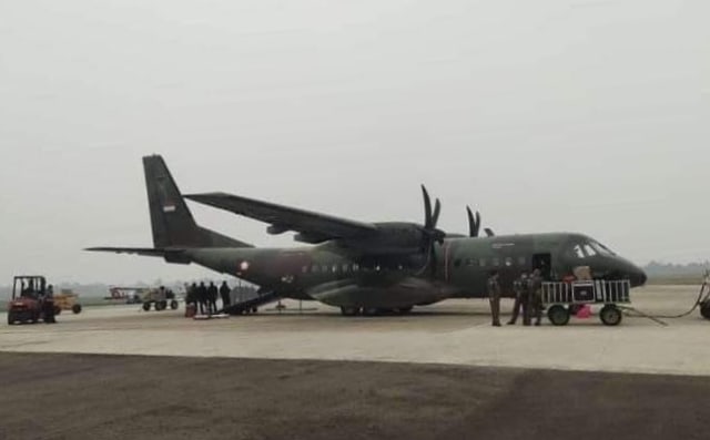 Pesawat TNI AU tipe CN 295 Noreg A2901 tiba di Bandara Tjilik Riwut Palangka Raya. (Foto: Setiawan)