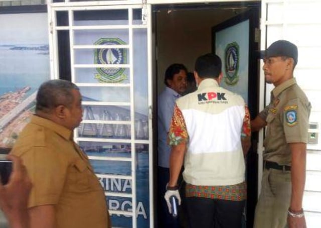 Petugas KPK saat menggeledah Kantor Dinas PU Kepri di Dompak, Tanjungpinang.