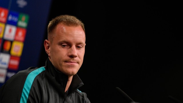 Marc-Andre ter Stegen dalam konferensi pers jelang laga vs Dortmund. Foto: AFP/Sascha Schuerrman