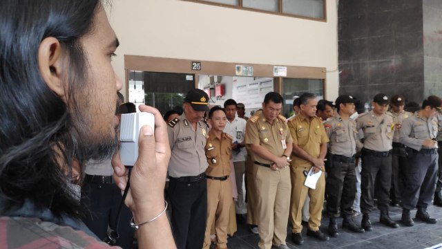 Koordinator Lapangan JATAM Sulteng, Moh Taufik saat melakukan aksi unjukrasa damai di kantor Dinas ESDM Provinsi Sulteng di Jalan Sam Ratulangi, Kelurahan Besusu Barat, Kecamatan Palu Timur, Kota Palu, Senin (29/7). Foto: Ikram/PaluPoso