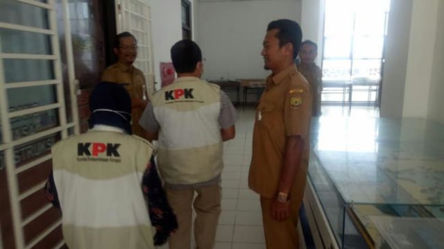 Tim penyidik KPK keluar dari kantor Kadis PU Kepri Abu Bakar menuju ke kantor Bidang Bina Marga Dinas PUPRP Kepri. (Foto: Sutana/Batamnews)