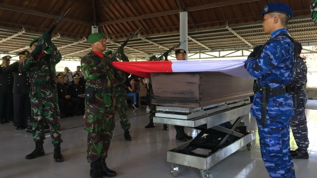 Upacara Militer di pemakaman HS Dillon. Foto: Denita BR Matondang/kumparan