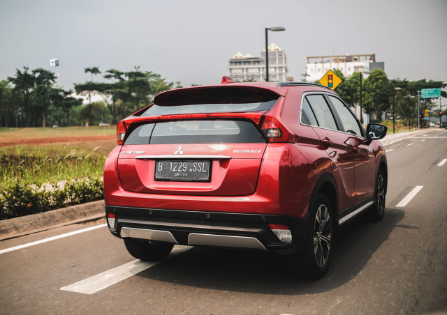Mitsubishi Eclipse Cross tampak belakang Foto: Bangkit Jaya Putra/kumparan