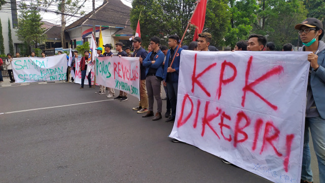 Poros Revolusi Mahasiswa Bandung melakukan aksi di depan Gedung DPRD Jabar, Jalan Diponegoro, Kota Bandung, Selasa (17/9/2019). Foto: Rachmadi Rasyad/kumparan