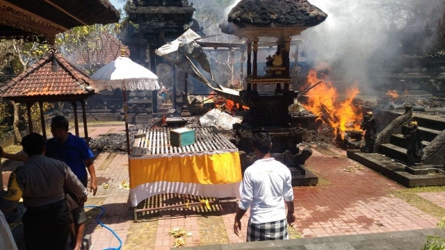 Pura Pucak Sari di Atas Pura Goa Lawah, Klungkung Terbakar