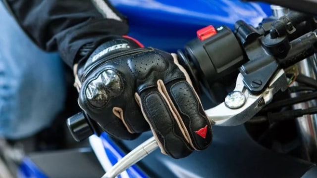 Ilustrasi tangan pengendara pada tuas gas dan rem depan motor. Foto: dok. Istimewa