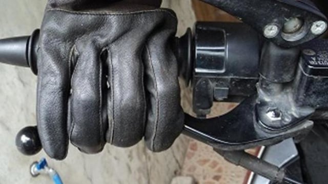 Ilustrasi posisi jari yang benar ketika mengerem di sepeda motor Foto: dok. Istimewa