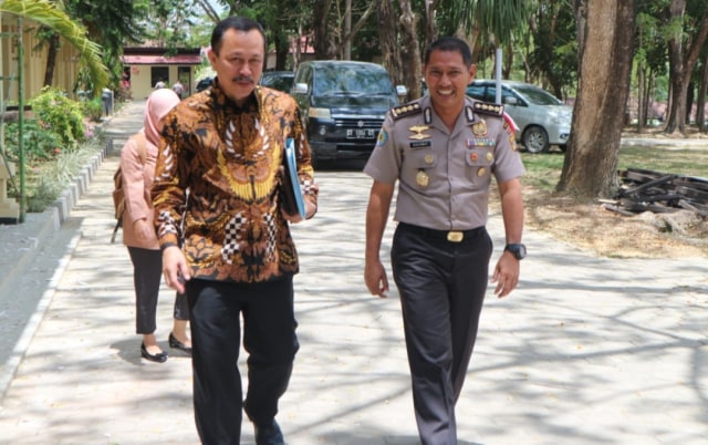 Ketua Komnas HAM RI, Ahmad Taufan Damanik (baju batik) saat berada di Polda Sultra menindalanjuti laporan dugaan kriminalisasi warga Wawonii.