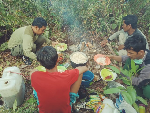 Petugas di Kawasan Taman Nasional Tanjung Puting yang terdampak Karhutla