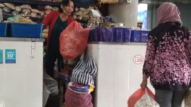 Sejumlah pedagang di pasar di Denpasar masih menggunakan kantong plastik meski sudah ada Pergub yang melarang (Dok. Kanal Bali)