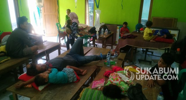 Warga Kampung Pangkalan yang menjadi korban keracunan saat mendapat perawatan medis di Pustu Desa Cibuntu, Kecamatan Simpenan, Kabupaten Sukabumi, Selasa (17/9/2019). | Sumber Foto: Nandi