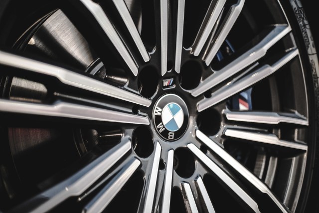 Detail velg BMW 330i M Sport Foto: Bangkit Jaya Putra/kumparan