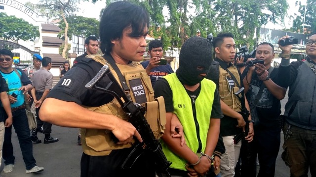 Polisi membekuk kawanan pengedar narkoba di Jalan KH Achmad Khosim, Buduran, Sidoarjo, Jawa Timur, Jumat (13/9/2019). Foto: Yuana Fatwalloh/kumparan