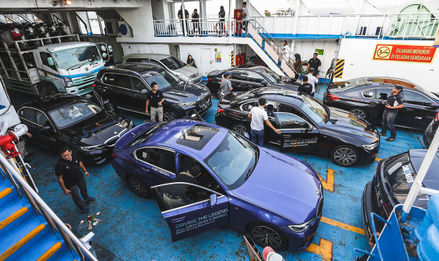 Mobil BMW 330i M Sport terpakir di atas kapal penyebrangan Foto: Bangkit Jaya Putra/kumparan