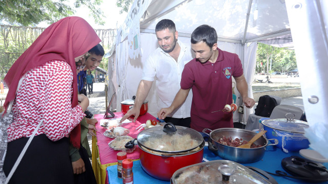 Mahasiswa asing memamerkan kuliner negaranya dalam International Food Festival Unsyiah, Banda Aceh. Foto: Humas Unsyiah