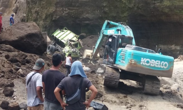 Suasana di lokasi musibah tebing longsor di Karangasem, Bali, Selasa (17/9) - kanalbali