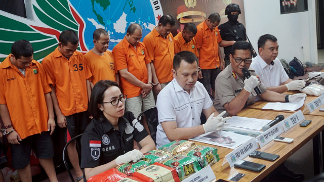 Foto: Wajah 8 Pengedar Sabu Jaringan Malaysia-Batam-Jakarta (60696)