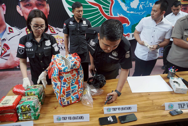 Foto: Wajah 8 Pengedar Sabu Jaringan Malaysia-Batam-Jakarta (60698)