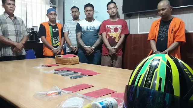 Para tersangka kasus narkoba yang beredar di Lapas Manado Kelas II A Manado bersama dengan sejumlah barang bukti yang berhasil disita pihak kepolisian