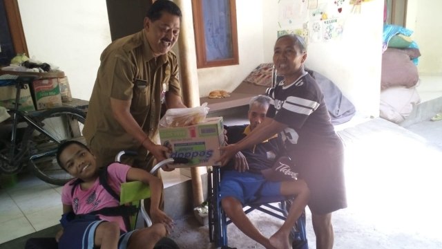 Perwakilan Dinas Sosial Bali saat berkunjung ke rumah 8 anak lumpuh otak di Bali. Foto: Dok. Istimewa