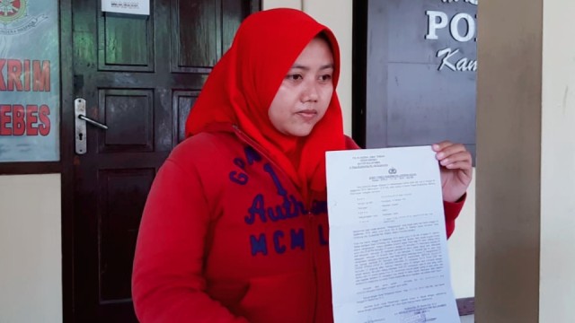 Nia Kusniawati (35) melaporkan atasannya atas dugaan penganiayaan. (Foto: Fajar Eko)