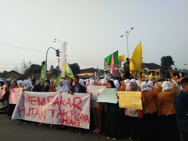 Suasana aksi damai di Bundaran Hajimena, Kota Bandar Lampung, Selasa (17/9) sore | Foto : Obbie Fernando/Lampung Geh