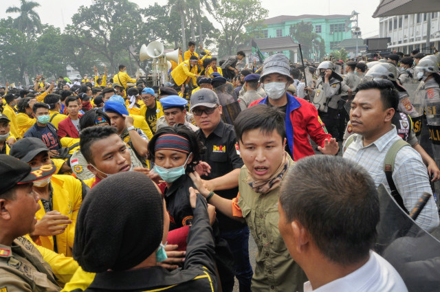 Kericuhan antara mahasiswa dan aparat keamanan saat aksi unjuk rasa di kantor Gubernur Sumsel (Foto: istimewa)