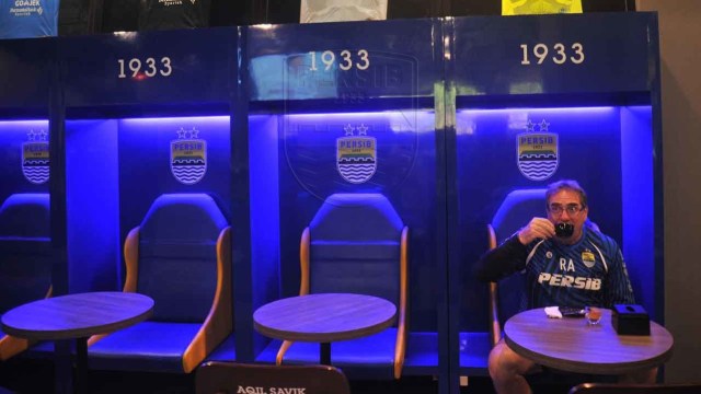 Rene Alberts duduk santai di kafe Persib. Foto: Dok. Media Persib