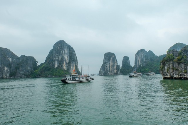 Kapal-kapal berlayar hilir mudik di Ha Long Bay. (foto: dokumen pribadi Eka Situmorang-Sir)