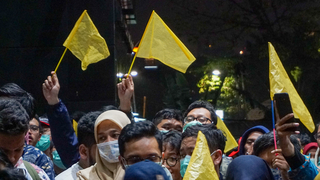 Pegawai KPK bersama Masyarakat Koalisi Anti Korupsi membawa bendera kuning d depan gedung KPK. Foto: Fanny Kusumawardhani/kumparan