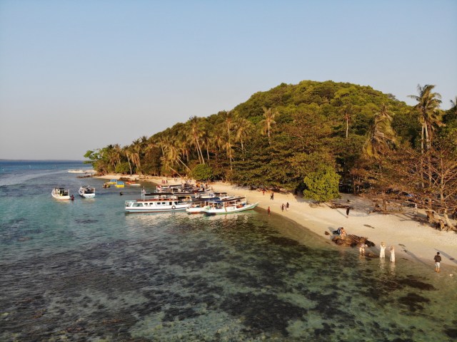 Menikmati Senja di Pantai Ujung Gelam Karimunjawa, Jepara