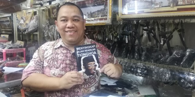 Wang Xiang Jun atau Budi Susilo, pengusaha Malioboro Yogyakarta, berfoto dengan bukunya yang berjudul, "Menyingkap Jejak Keadilan Tionghoa". Foto: atx.