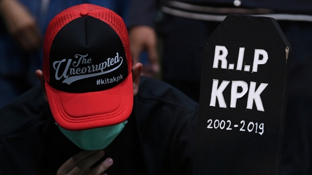 Anggota Wadah Pegawai membawa nisan bertuliskan RIP KPK saat melakukan aksi di gedung KPK Jakarta, Selasa (17/9/2019). Foto: ANTARA FOTO/Wahyu Putro A