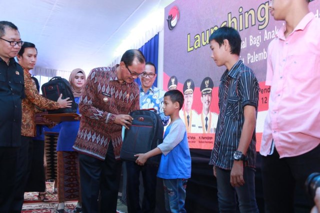 Wali Kota Palembang, Harnojoyo memberikan bantuan kebutuhan sekolah bagi anak jalanan (Foto: Humas Pemkot Palembang)