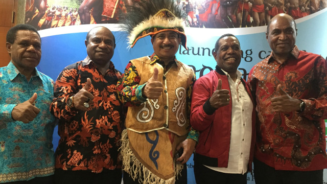 Menteri Pariwisata Arief Yahya (tengah) foto bersama saat peresmian Calender of Event Papuat Barat 2019 di Kementerian Pariwisata.  Foto: Selfy Sandra Momongan/kumparan 