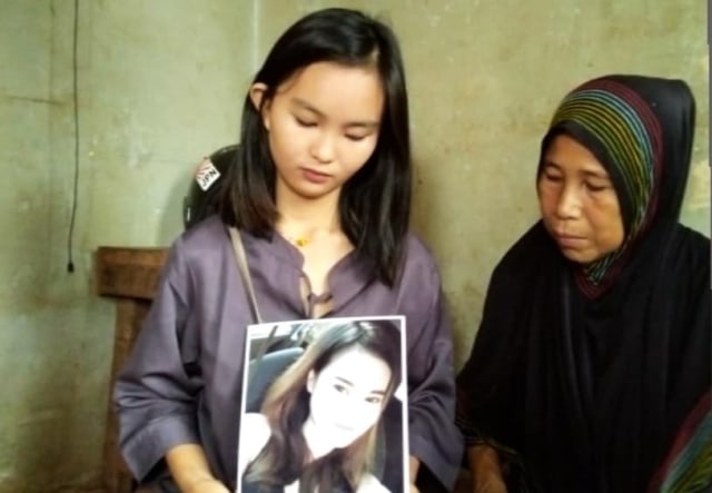 Ibunda korban memperlihatkan foto anaknya yang meninggal di Malaysia. Foto: Bara