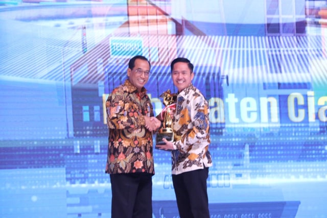 Menteri Perhubungan RI, Budi Karya Sumadi saat menyerahkan penghargaan WTN kepada Sekda Kota Palembang, Ratu Dewa. (Foto: Humas Kota Palembang)