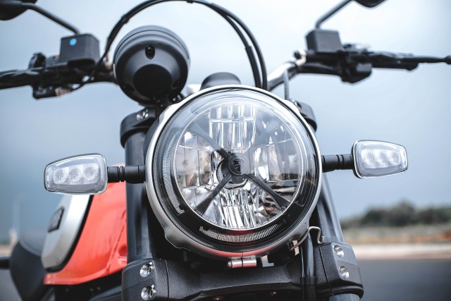 Di model terbaru Ducati Scrambler, kini diberikan motif 'X' di dalam headlamp. Foto: Bangkit Jaya Putra/kumparan