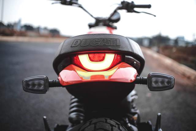 Tampilan belakang Ducati Scrambler Icon,  semua lampu sudah menggunakan LED. Foto: Bangkit Jaya Putra/kumparan