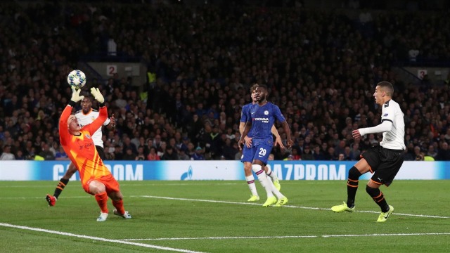Aksi Rodrigo (kanan) ketika membobol gawang Chelsea. Foto: Hannah McKay/Reuters