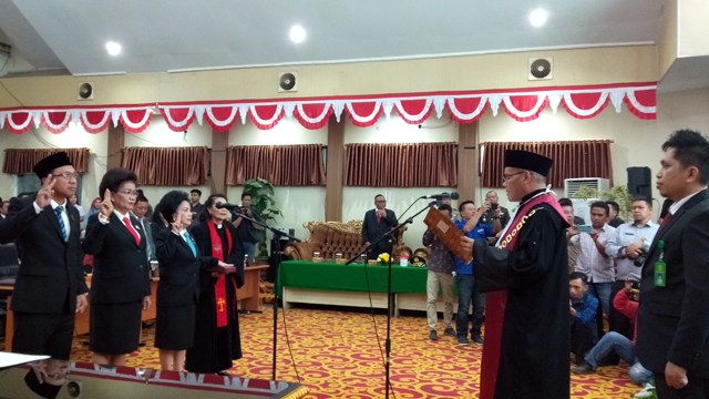 Pelantikan Pimpinan DPRD Kota Manado yang dilakukan Ketua Pengadilan dalam Rapat Paripurna Istimewa