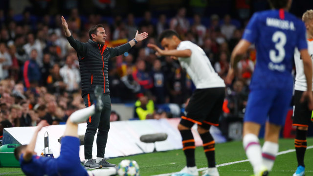 "Oi, sit!" kata Frank Lampard di laga Chelsea vs Valencia. Foto: REUTERS/Eddie Keogh