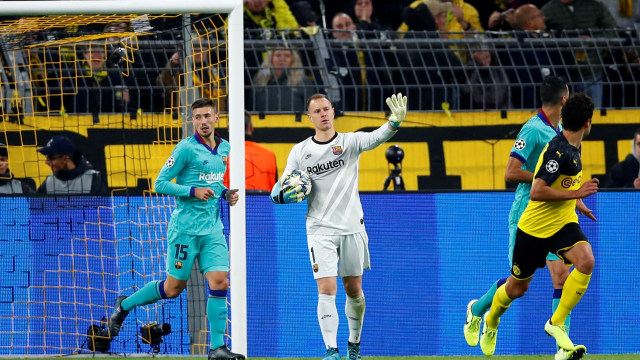 Kiper Barcelona, Marc-Andre ter Stegen, tampil gemilang di laga melawan Borussia Dortmund. Foto: REUTERS/Wolfgang Rattay