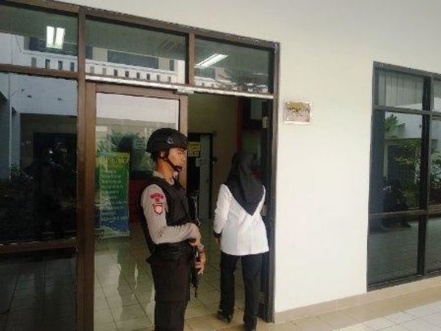 Petugas KPK menggeledah kantor BPKAD Kepri di Dompak, Tanjungpinang. (Foto: Adi/batamnews)