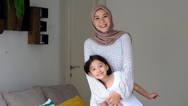Zaskia Adya Mecca dan putri pertamanya, Sybil. Foto: Instagram/@zaskiadyamecca