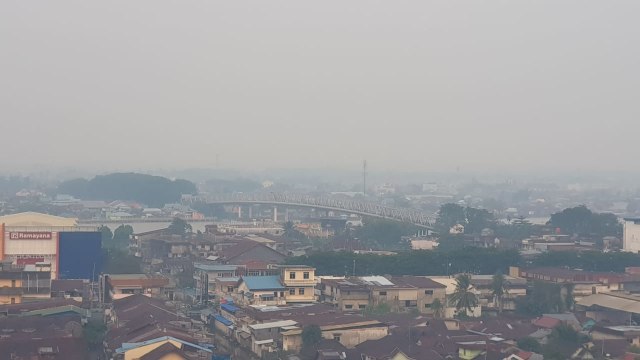 Kabut asap menyelimuti Kota Pontianak. Foto: Daddy Cavalero