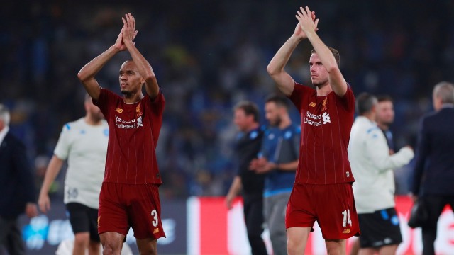 Dua pemain Liverpool, Fabinho dan Jordan Henderson, berterima kasih pada fans yang sudah mendukung. Foto: Andrew Couldridge/Reuters